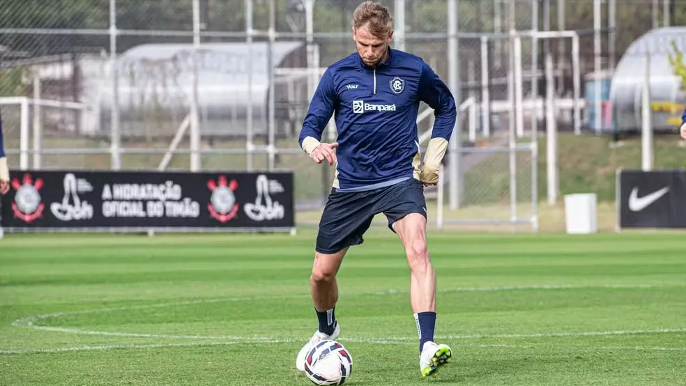 Zagueiro William Klaus do Clube do Remo sofre lesão grave e passa por cirurgia após partida contra a Chapecoense