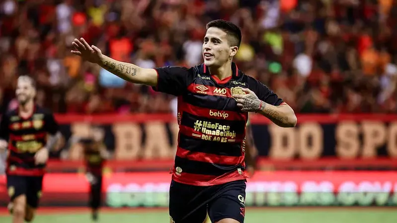 Meia atacante Titi Ortiz