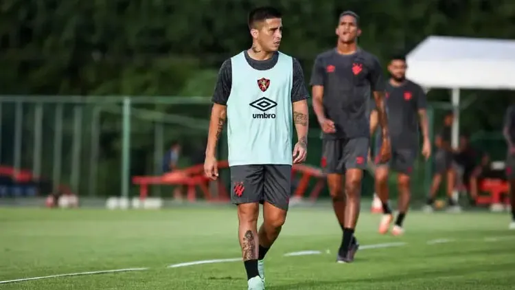 Titi Ortíz permanece treinando separado do grupo do Sport, o que gerou polêmica recentemente, quando o meia tentou entrar no CT fora do horário e foi barrado pela direção.