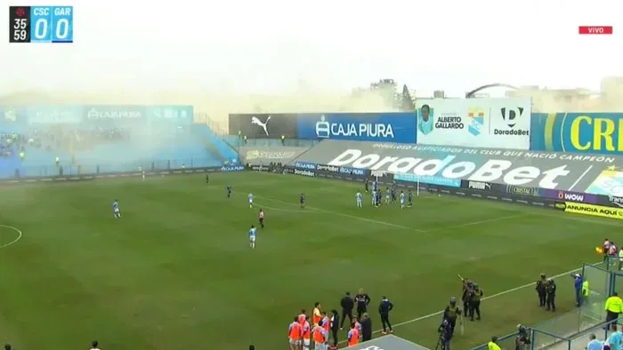 Jogo entre o Sporting Cristal e o Garcilaso precisou ser pausado por alguns minutos.