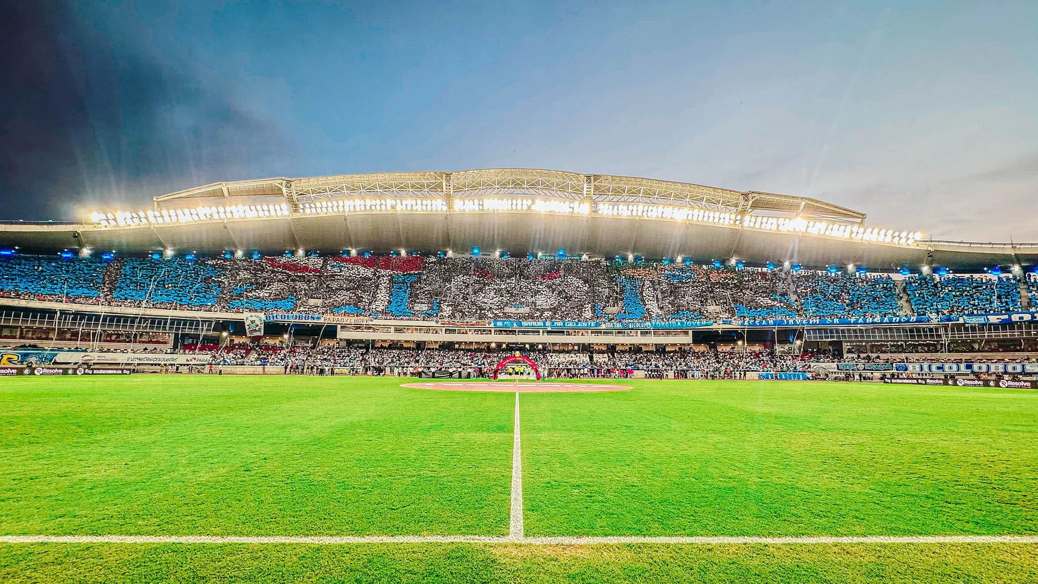 Torcida do Paysandu com mosaico no Mangueirão