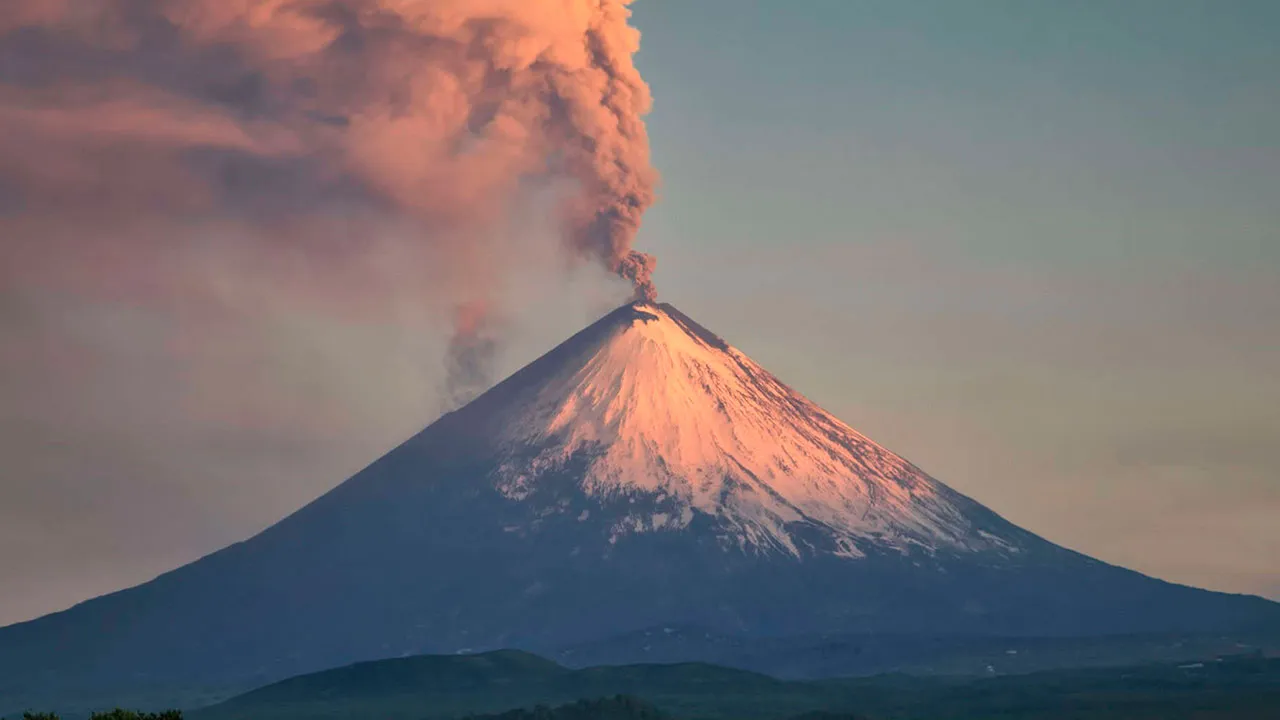 Vulcão Klyuchevskoi, na península de Kamchatka