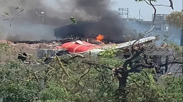 Um avião da Air India caiu em Ahmedabad, causando pânico e mobilização de equipes de resgate. Saiba mais sobre o acidente.