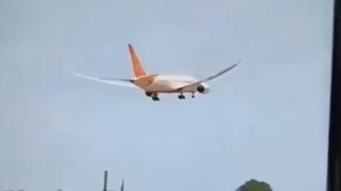 A aeronave, que seguia rumo a Londres, caiu nas proximidades do aeroporto de Ahmedabad