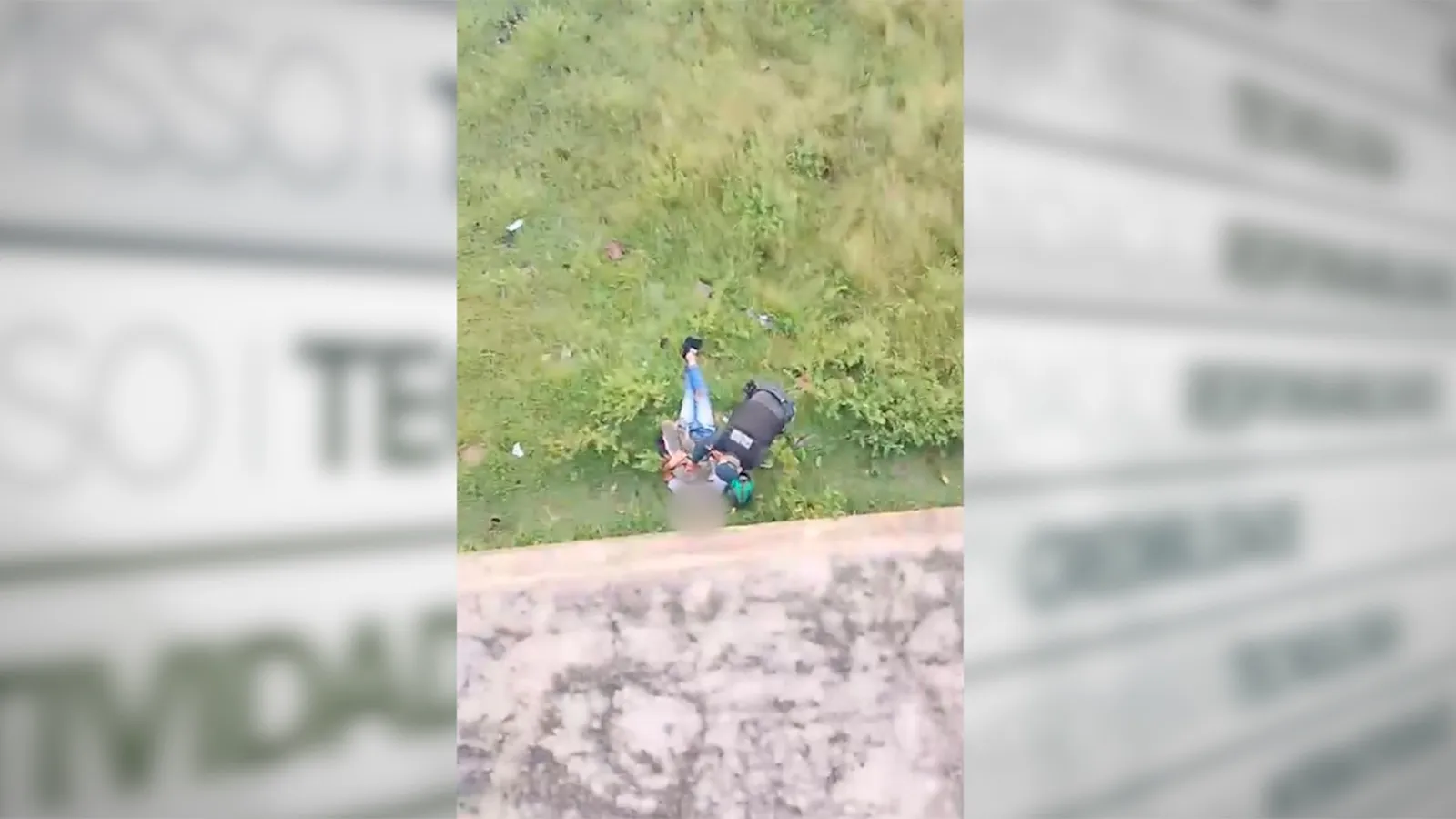 Em vídeos da ocorrência, é possível ver que, apesar da seriedade do acidente, o motociclista sobreviveu.