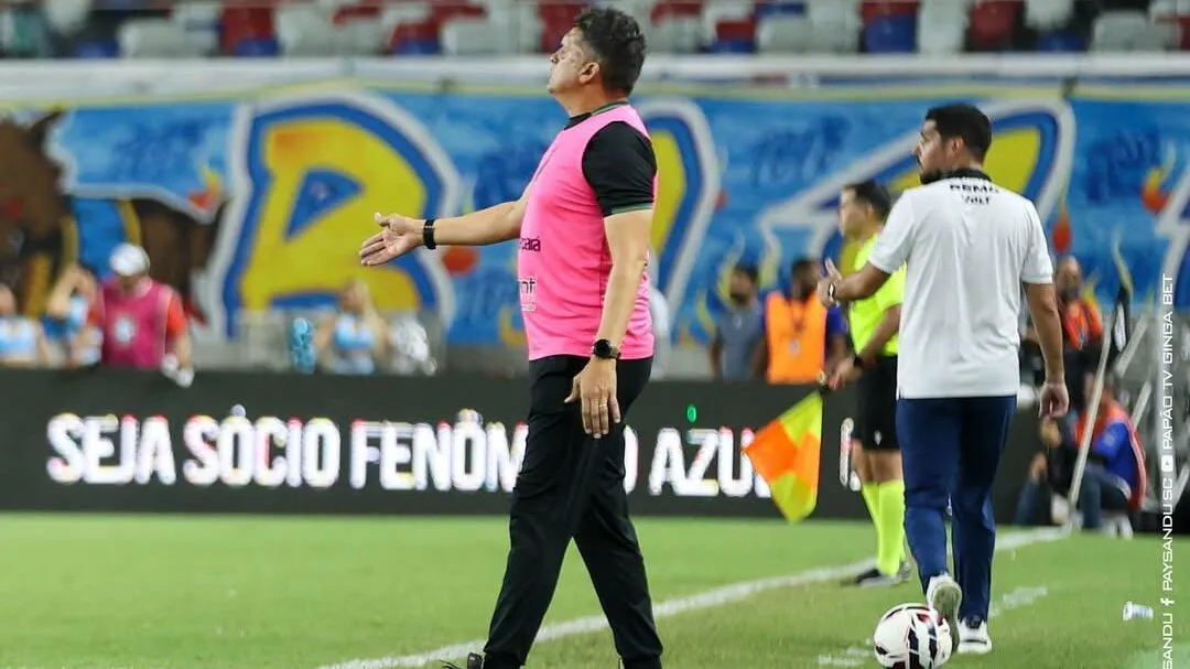 O técnico bicolor Claudinei Oliveira, também em coletiva de imprensa, aproveitou para rebater a fala de António Oliveira.