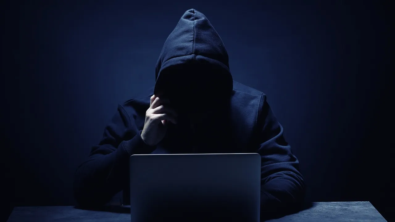 Criminosos estão utilizando aplicativos legítimos, como TeamViewer e AnyDesk, para obter acesso remoto a celulares e realizar transações bancárias em nome da vítima.
