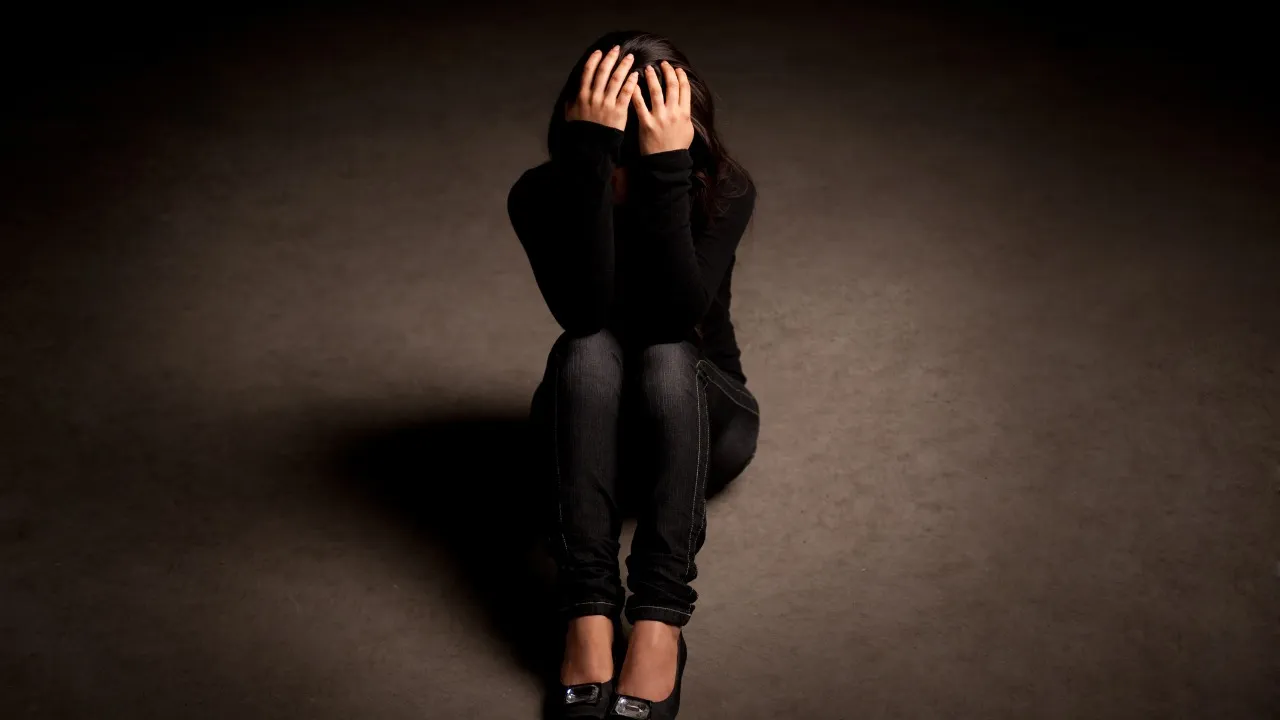 O objetivo é evitar que mulheres, por medo, coação ou dependência emocional, acabem cedendo à presença do agressor.