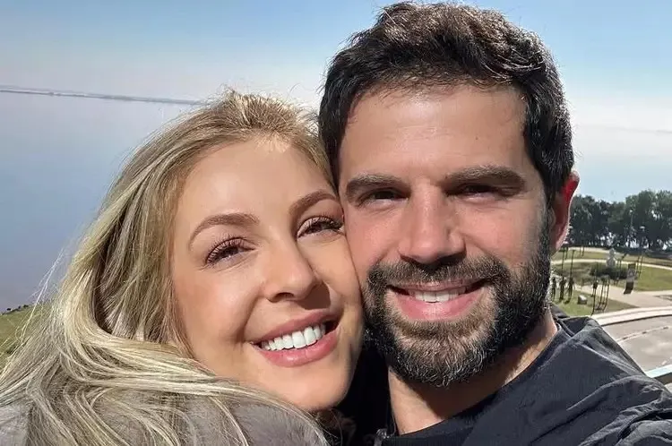 O relacionamento entre Duda e Mariane ganhou destaque não apenas pela oficialização nas redes sociais, mas também pela harmoniosa convivência familiar que se estabeleceu.