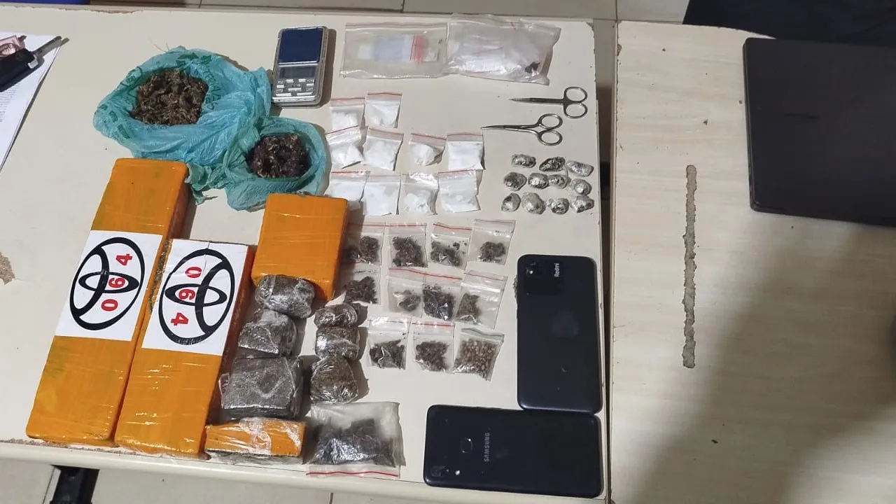 A operação foi deflagrada após denúncias sobre a presença de homens armados e atividade de tráfico de entorpecentes no local.