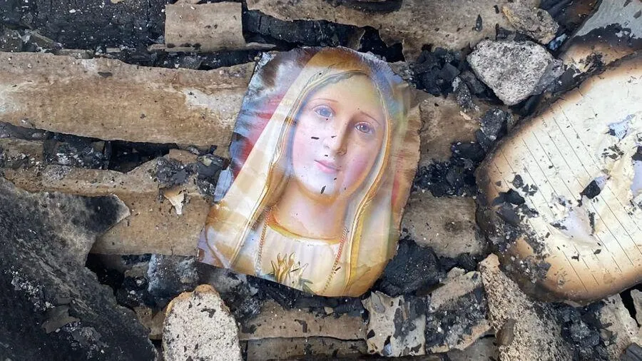 Imagem de Nossa Senhora de Fátima é encontrada intacta entre os escombros após incêndio.
