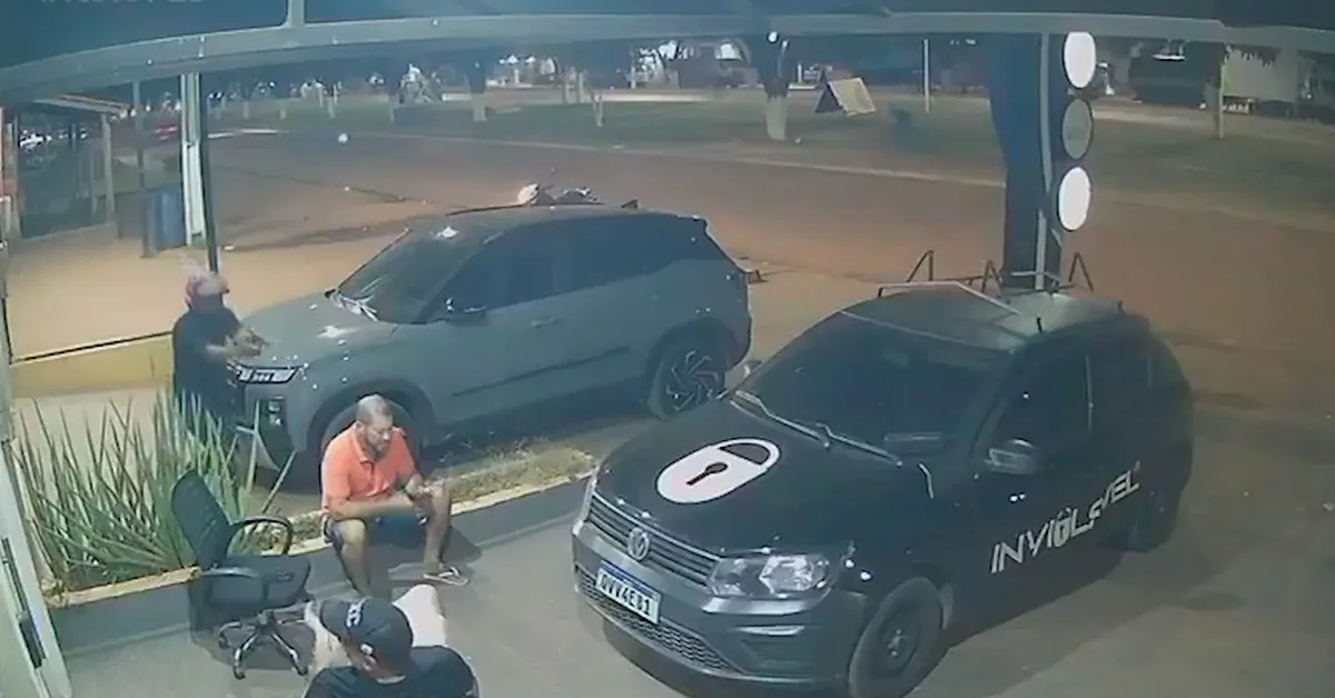 O crime ocorreu em uma calçada da avenida JK de Oliveira, no centro da cidade.
