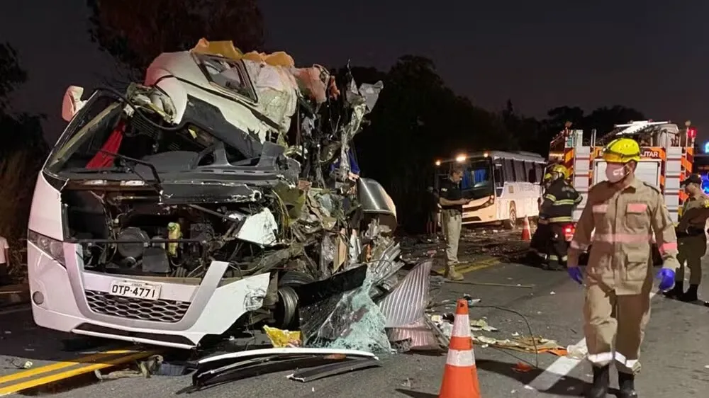 Acidente entre micro-ônibus e caminhão na BR-153, em Porangatu, em Goiás.