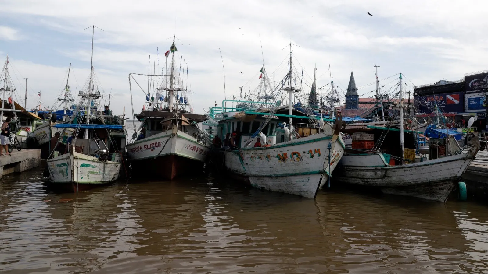 Embarcação pesqueira naufragou no Complexo do Ver-o-Peso, em Belém, na manhã desta terça-feira (22).