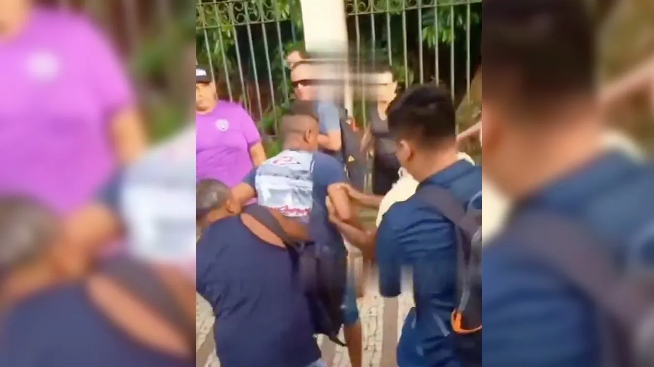 Passageiros do coletivo colocaram o suspeito para fora do ônibus e recuperaram o celular do jovem.