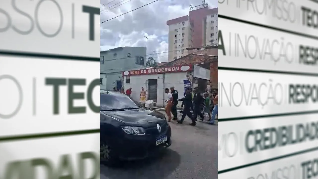 O homem tentou fugir, mas foi detido por agentes da Polícia Militar que faziam a ronda na área.