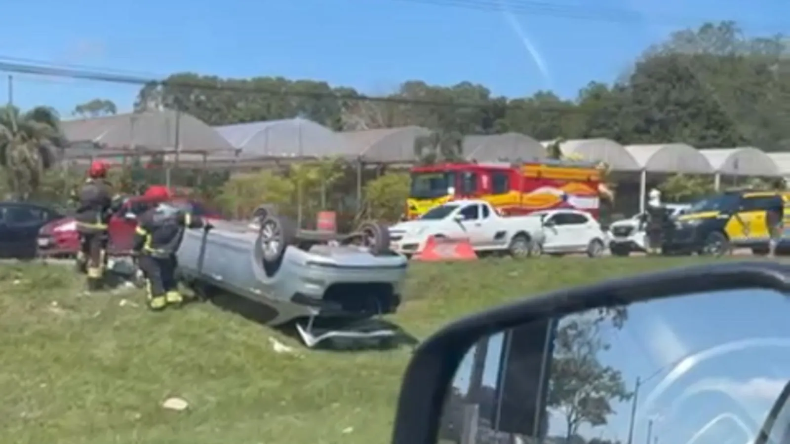 Imagem ilustrativa da notícia: VÍDEO: acidente joga carro para meio-fio da BR-316, em Marituba
