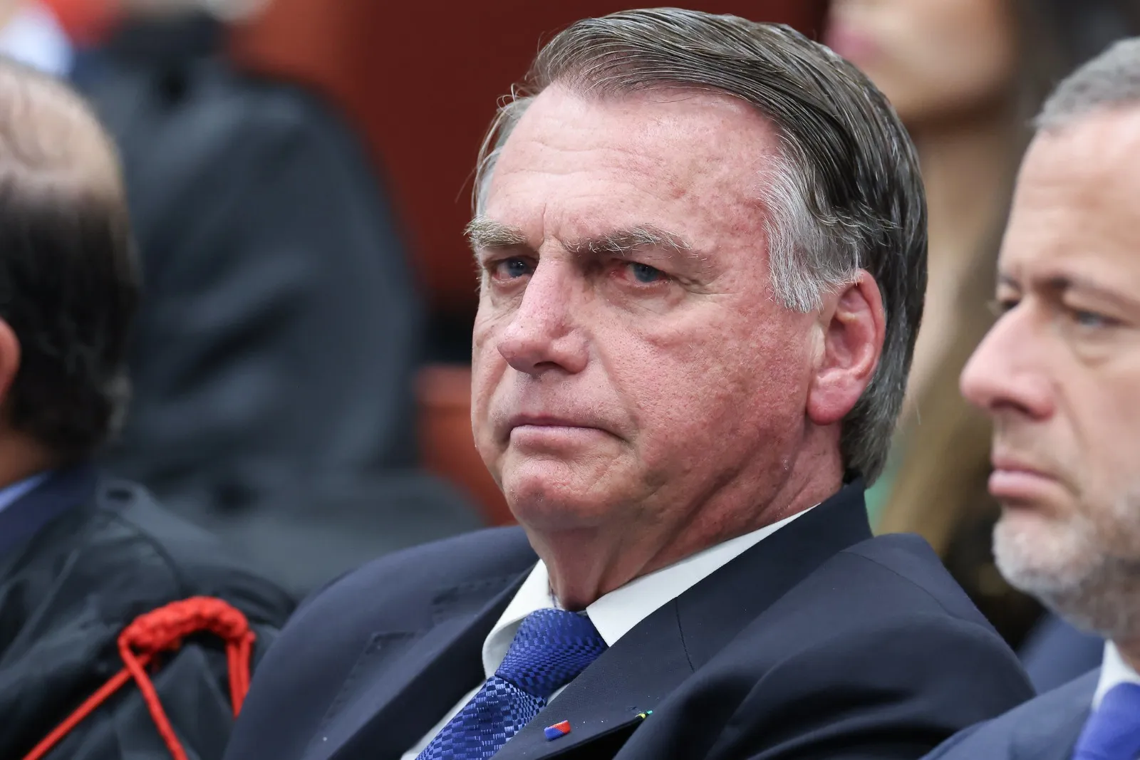 Bolsonaro responde no STF por acusações de atentado contra a democracia brasileira.