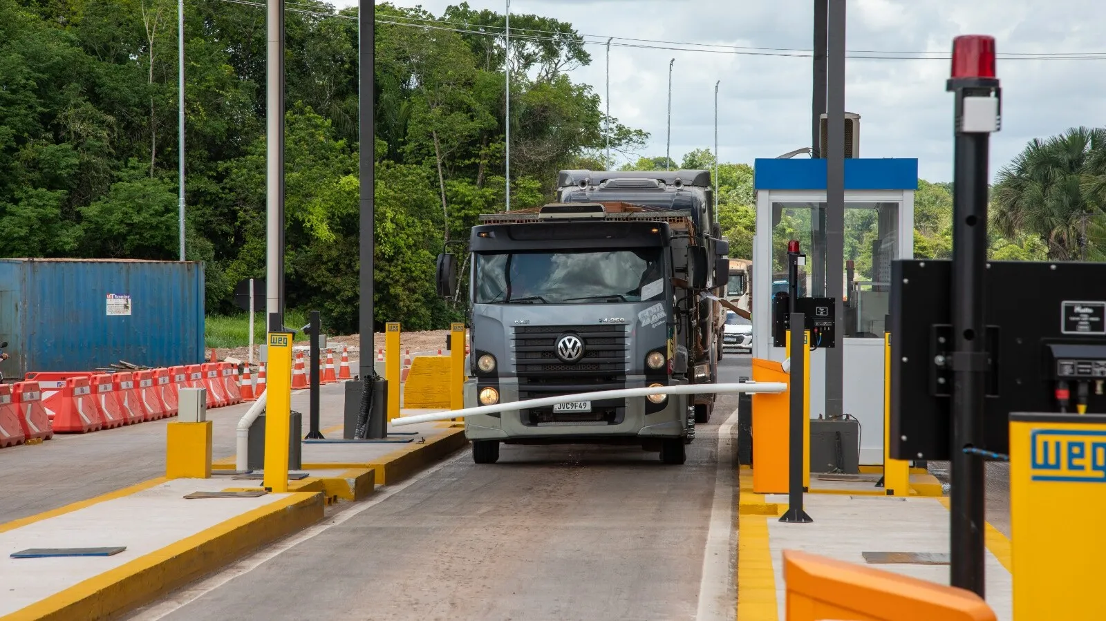 Tecnologia permite passagem automática nas praças, reduzindo tempo de espera e aumentando o conforto dos usuários.