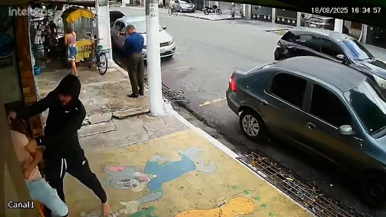 O suspeito se aproxima da vítima e o executa com vários tiros na região da cabeça.