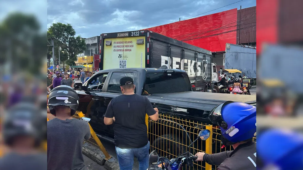 Imagem ilustrativa da notícia: Caminhão de cerveja enguiça na Augusto Montenegro e congestiona via