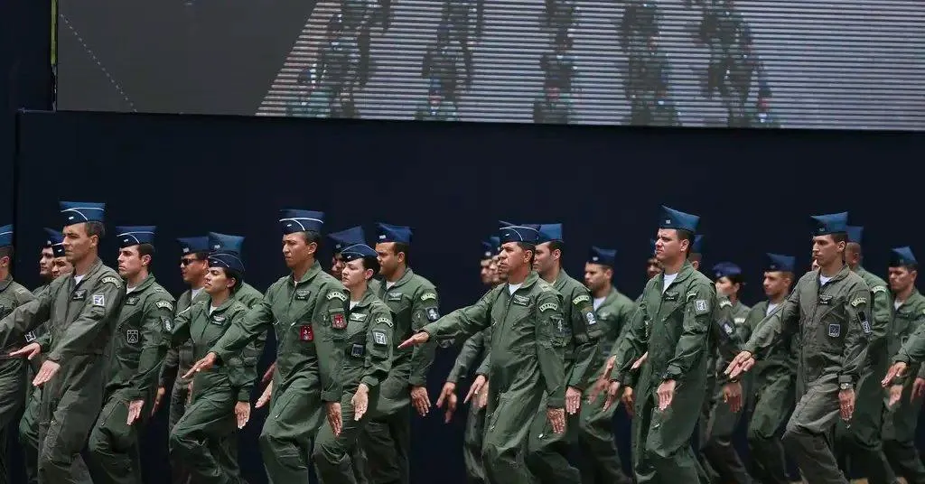O concurso CFS Aeronáutica 2025 disponibiliza 206 vagas para candidatos de nível médio.