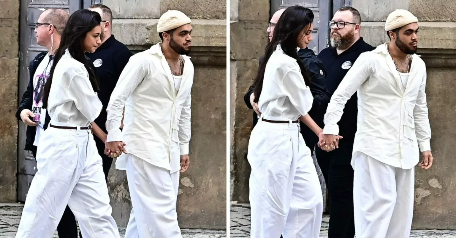 O filho da cantora chegou ao local seguindo as tradições de suas crenças religiosas, vestindo branco em sinal de respeito no momento da despedida.