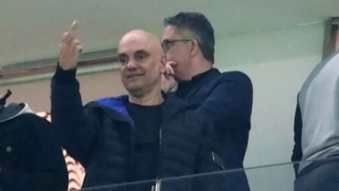 Depois da punição dos EUA, Moraes aparece no clássico na Neo Química Arena, sorri e faz gesto obsceno.