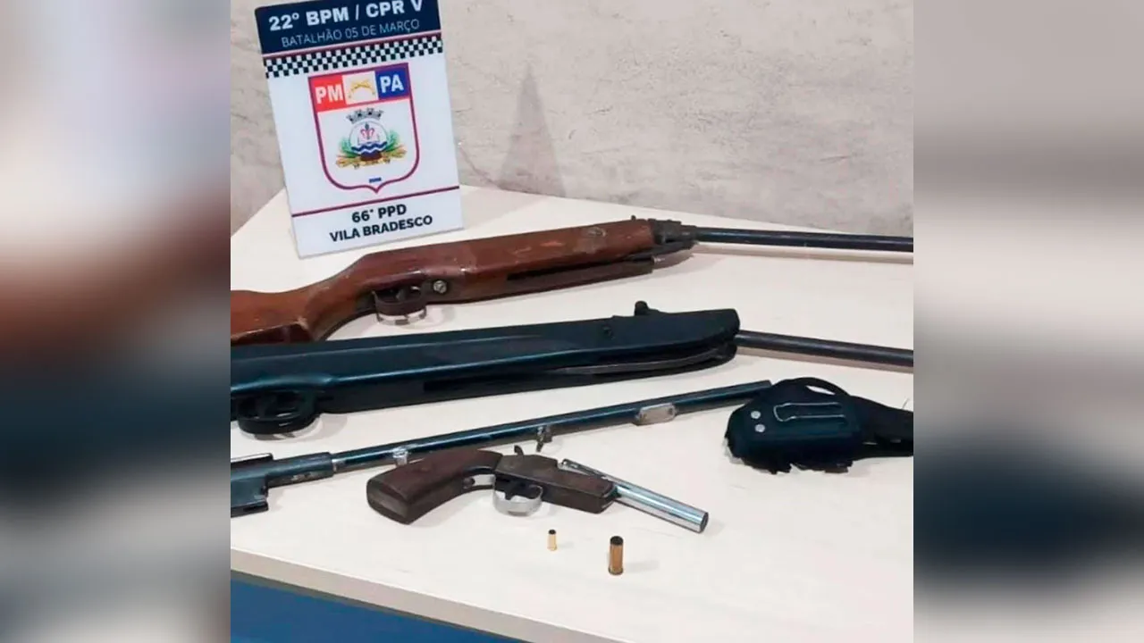 Na casa, os policiais localizaram e apreenderam uma espingarda calibre 22, uma espingarda de pressão calibre 5.5, um cano de arma, aberto, para calibre 22, entre outros