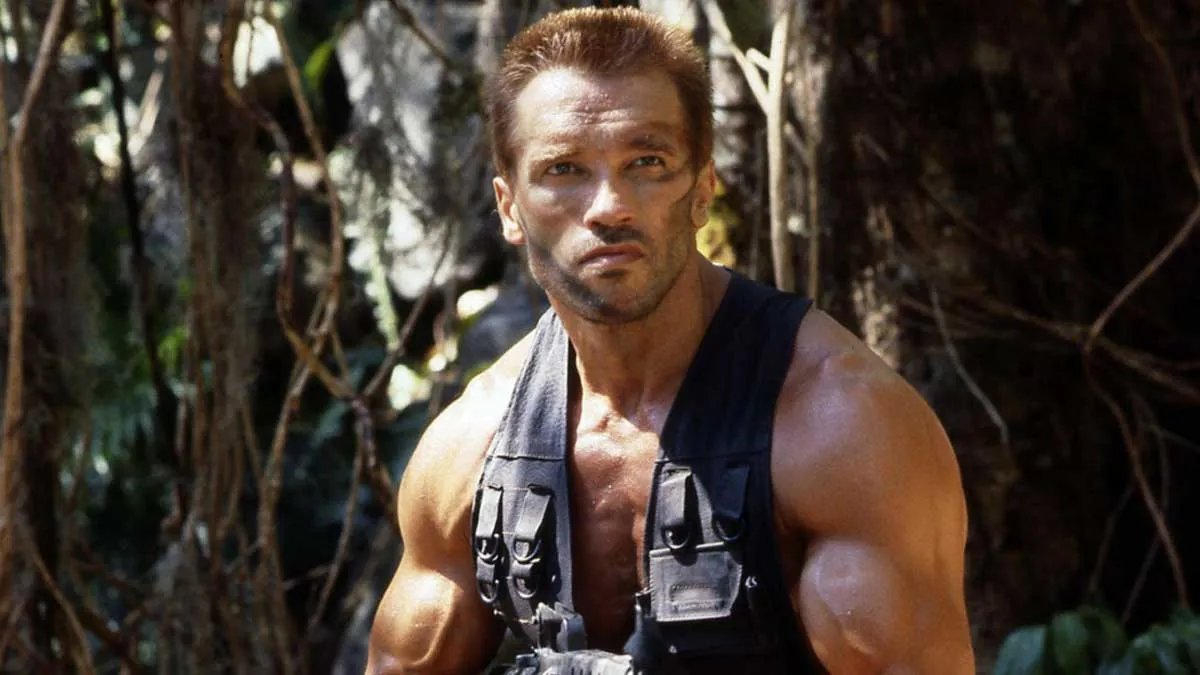 Arnold Schwarzenegger retorna como Dutch em nova cena de Predator: Killer of Killers, revelada durante a San Diego Comic-Con 2025.