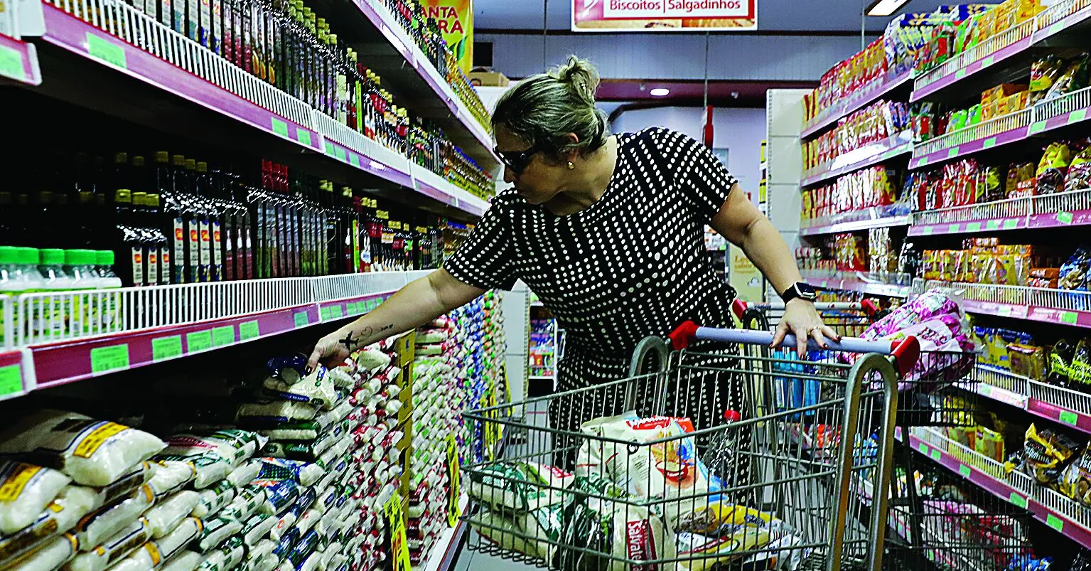 Nos supermercados da capital, consumidores pesquisam produtos mais em conta.
