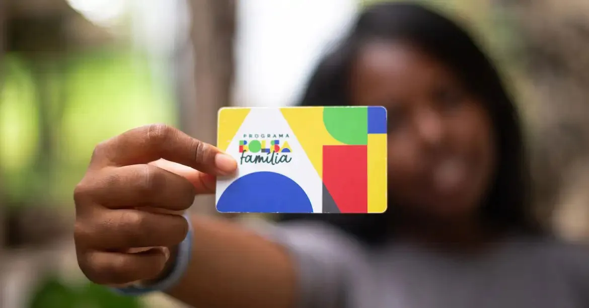 Começam hoje (16) os pagamentos de junho do Bolsa Família e do Auxílio Gás. Famílias de municípios em situação de emergência recebem o benefício antecipado.