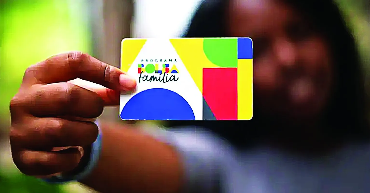 Para não perderem o benefício, famílias que fazem parte do programa devem ter seus documentos e dados sobre renda atualizados no CadÚnico (cadastro do governo para programas sociais).
