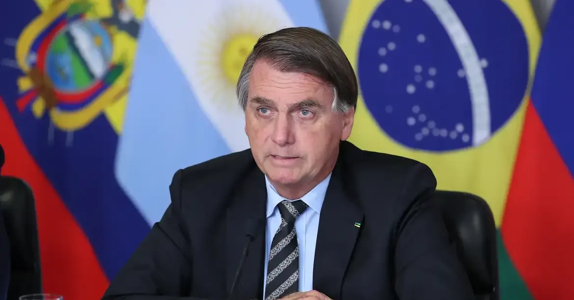 A prisão do ex-presidente Jair Bolsonaro, além de ser uma possibilidade concreta devido às graves acusações criminais, representaria uma forte reação do Judiciário brasileiro à ameaça contra a democracia.