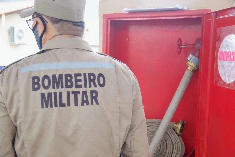 Vítima deixou quatro filhos. Incêndio atingiu a residência durante a madrugada.
