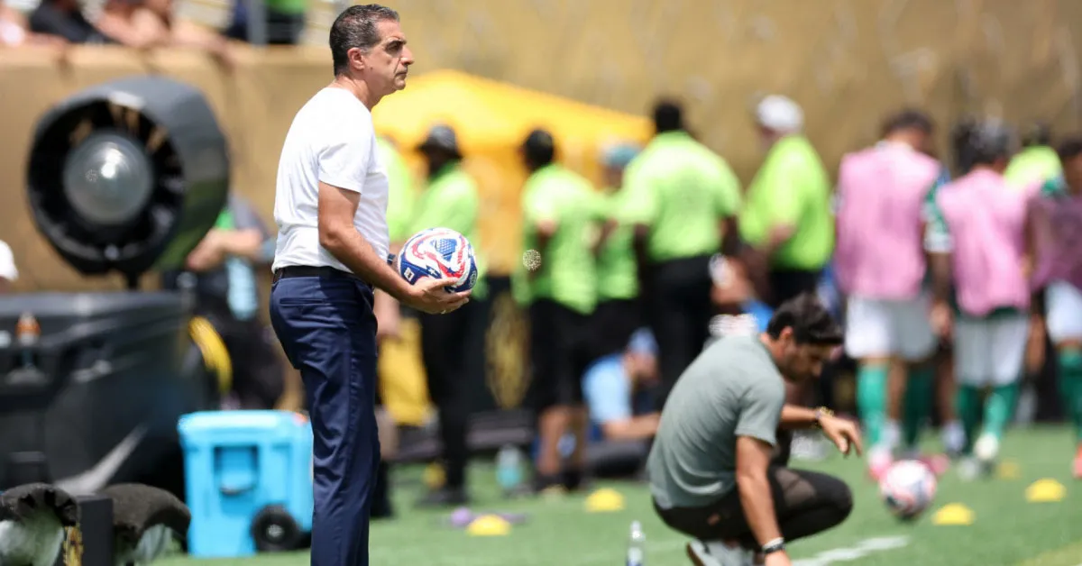 Renato Paiva durante partida pelo Botafogo: técnico português não resistiu à pressão após a eliminação no Mundial de Clubes.