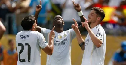 Brahim Díaz, Vini Jr e Valverde celebram o terceiro gol do Real Madrid diante do Pachuca.