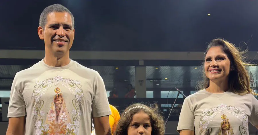 Camisa oficial do Círio 2025, assinada pela artista Patrícia Queiroz, foi lançada durante a Feijoada do Papai e já está disponível para venda.