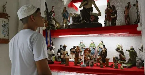 O Candomblé é uma religião afro-brasileira que cultua os orixás, valorizando a oralidade, o respeito aos ancestrais e rituais ligados à natureza.