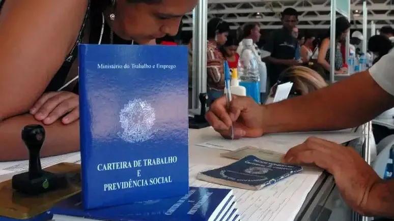 O total de empregados com carteira assinada no setor privado também atingiu o maior nível já registrado.