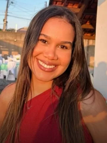 A enfermeira Clarissa Costa Gomes foi morta em casa em Fortaleza, no Ceará. O principal suspeito é o ex-namorado Matheus Anthony Queiroz.