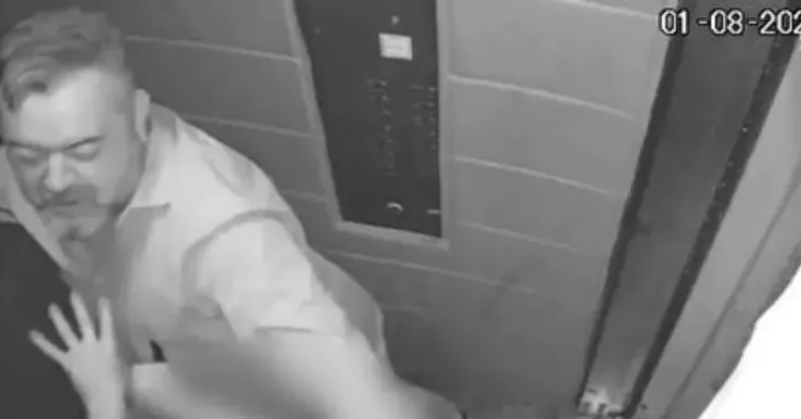 Além da agressão contra a companheira, ele também foi autuado por porte ilegal de arma de fogo, já que mantinha armas e munições em casa sem a devida autorização.