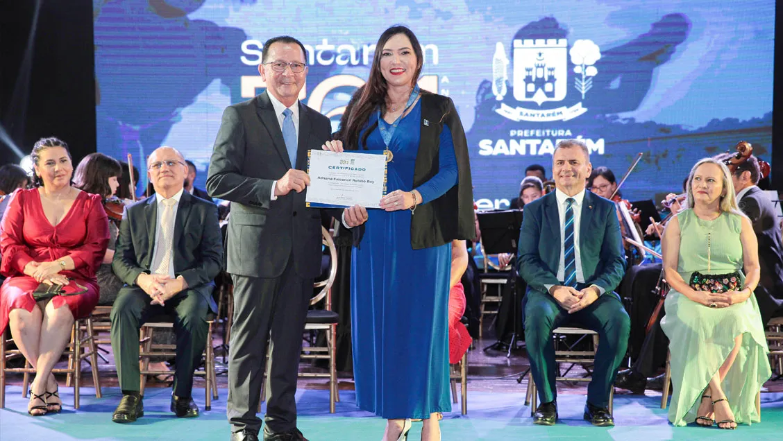 A presidente do CREA-PA, Adriana Falconeri, recebeu a Medalha Padre João Felipe Bettendorf.