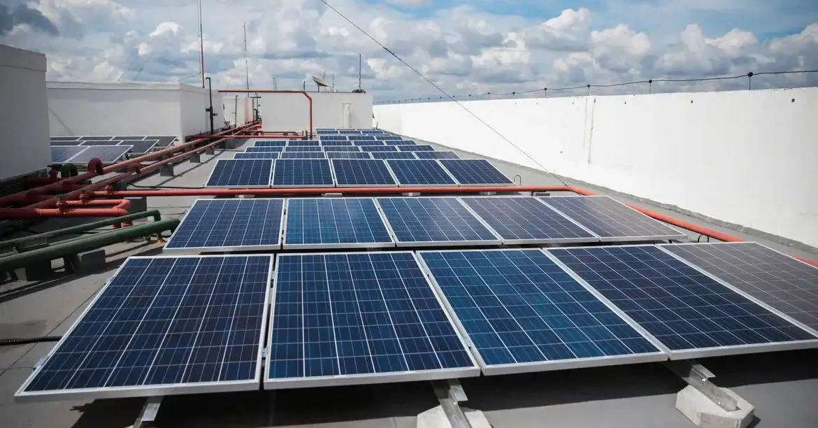Uso de energia solar e tecnologias inteligentes impulsionam modernização do setor da construção civil no Brasil.