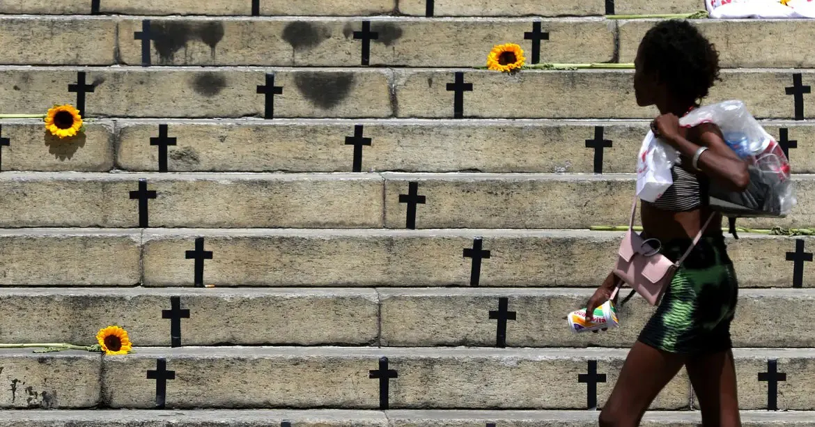 Feminicídios com arma de fogo cresceram 45% em 2025; maioria ocorreu em casa e foi praticada por companheiros ou ex-companheiros.