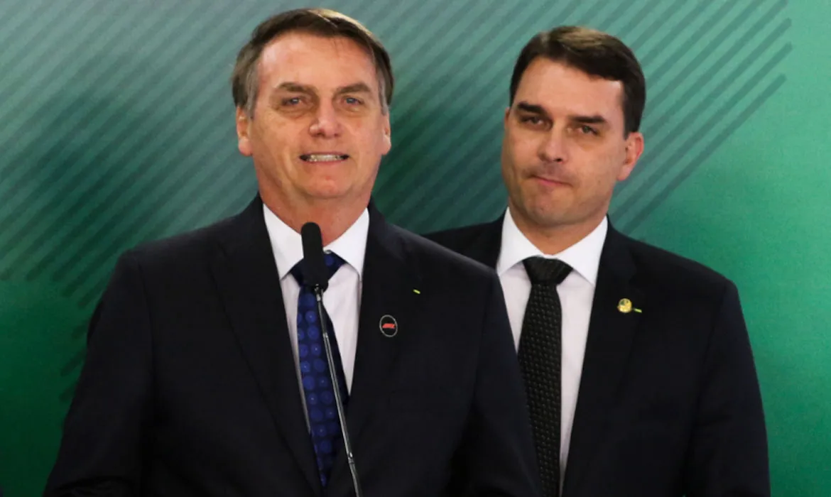Flávio fez uma ligação para Bolsonaro e transmitiu durante um ato realizado no Rio de Janeiro.
