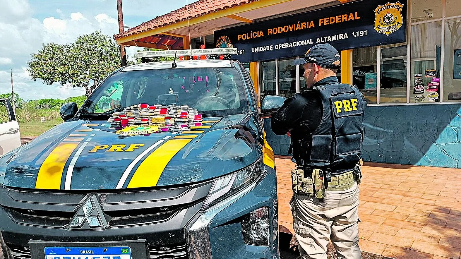 A Polícia Rodoviária Federal encontrou o ouro em uma caminhonete. Dois adultos que estavam no veículo foram encaminhados para a Polícia Federal