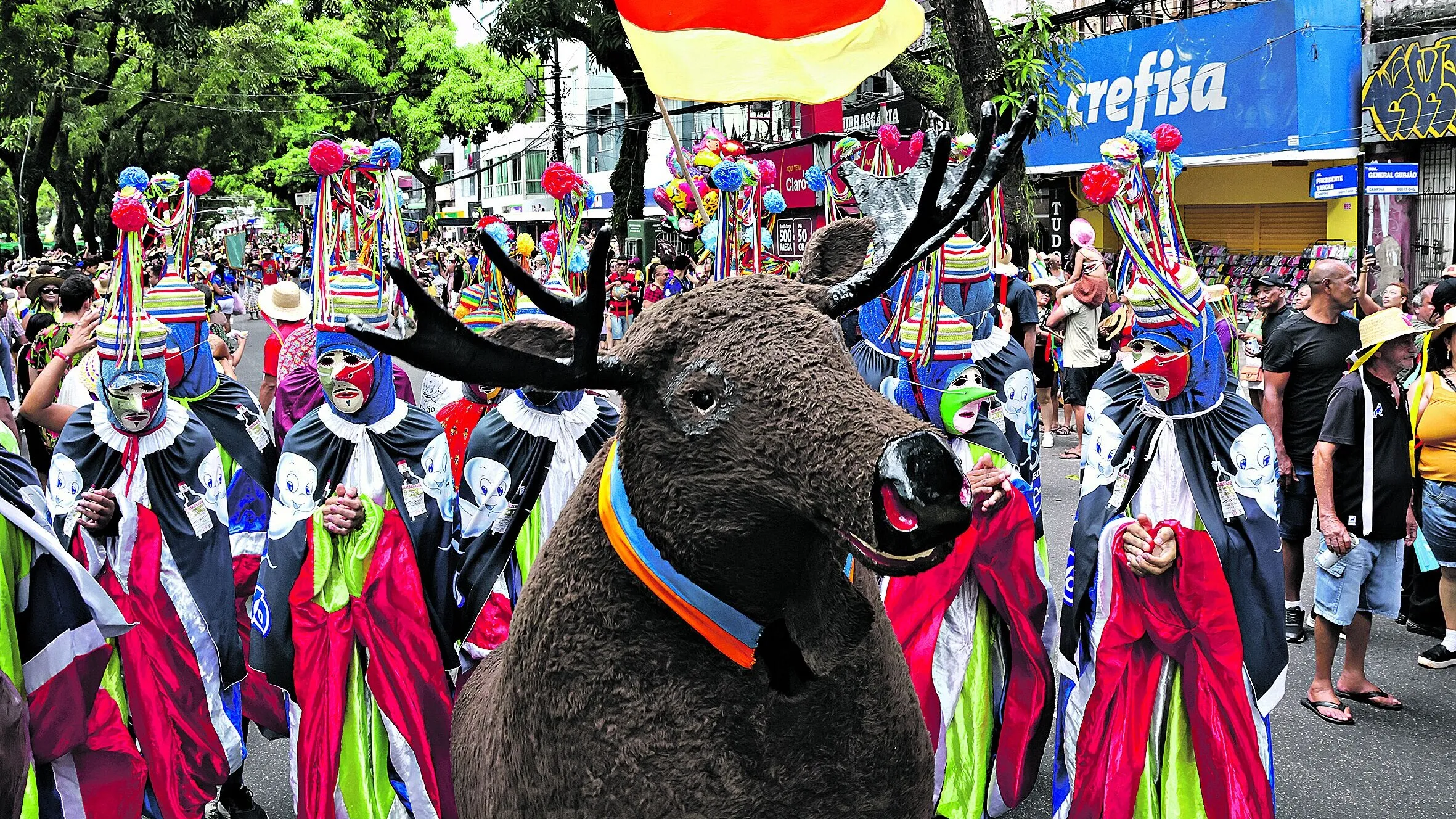 O ponto alto do evento foi a derrubada simbólica dos mastros de São João, acompanhada de músicas e rituais que renovam a esperança para o próximo ano.