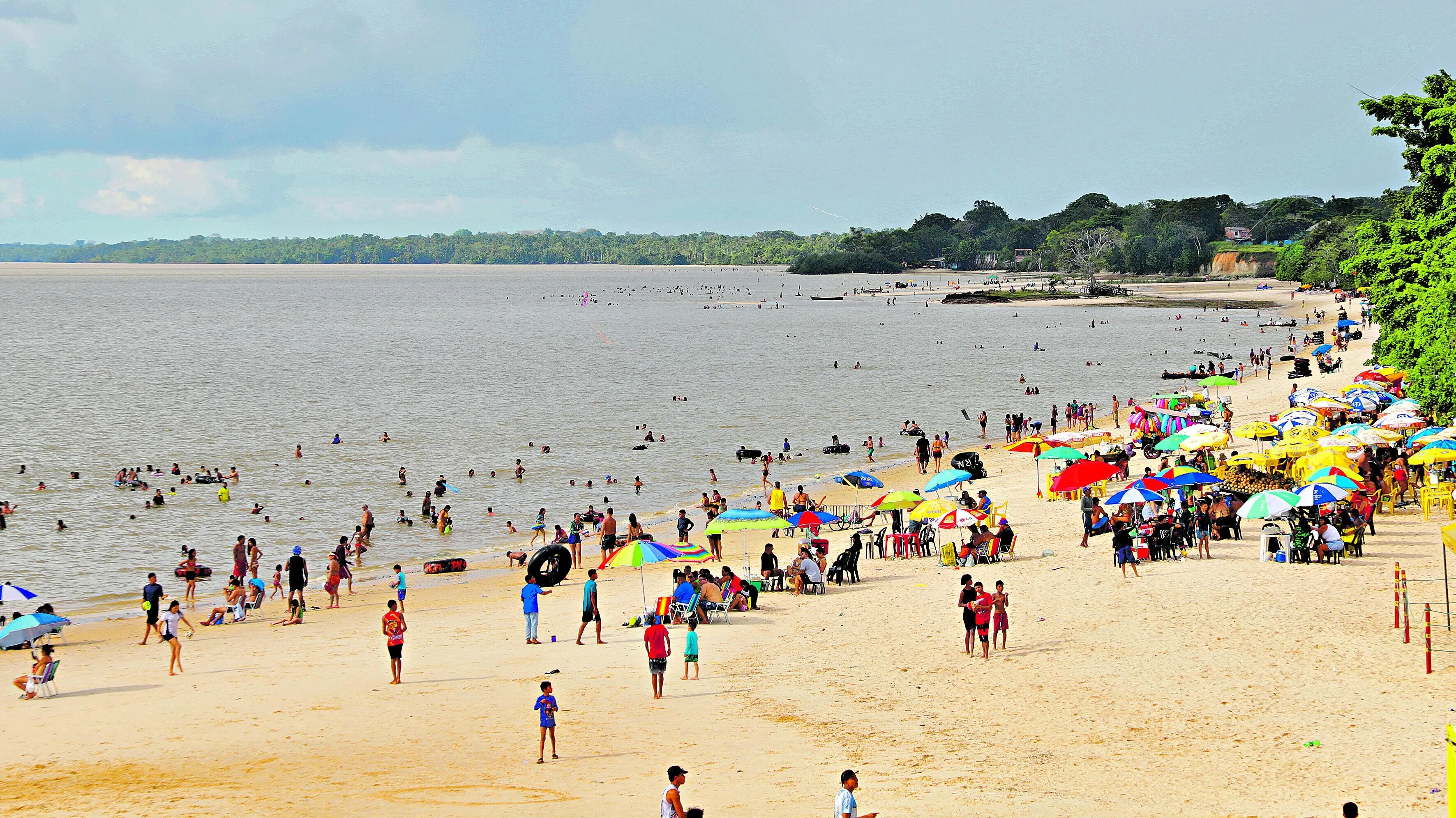 Verão começa movimentado nas praias do distrito de Outeiro