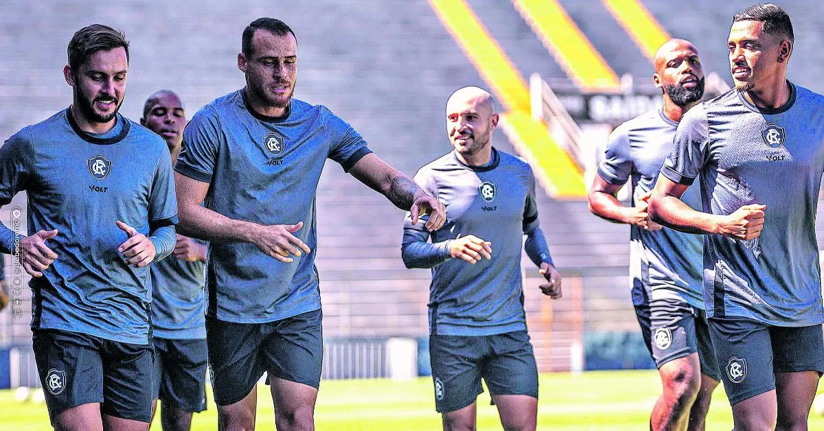 Jaderson ainda não joga, mas a energia positiva pela volta do companheiro aos treinos deve motivar o elenco remista.